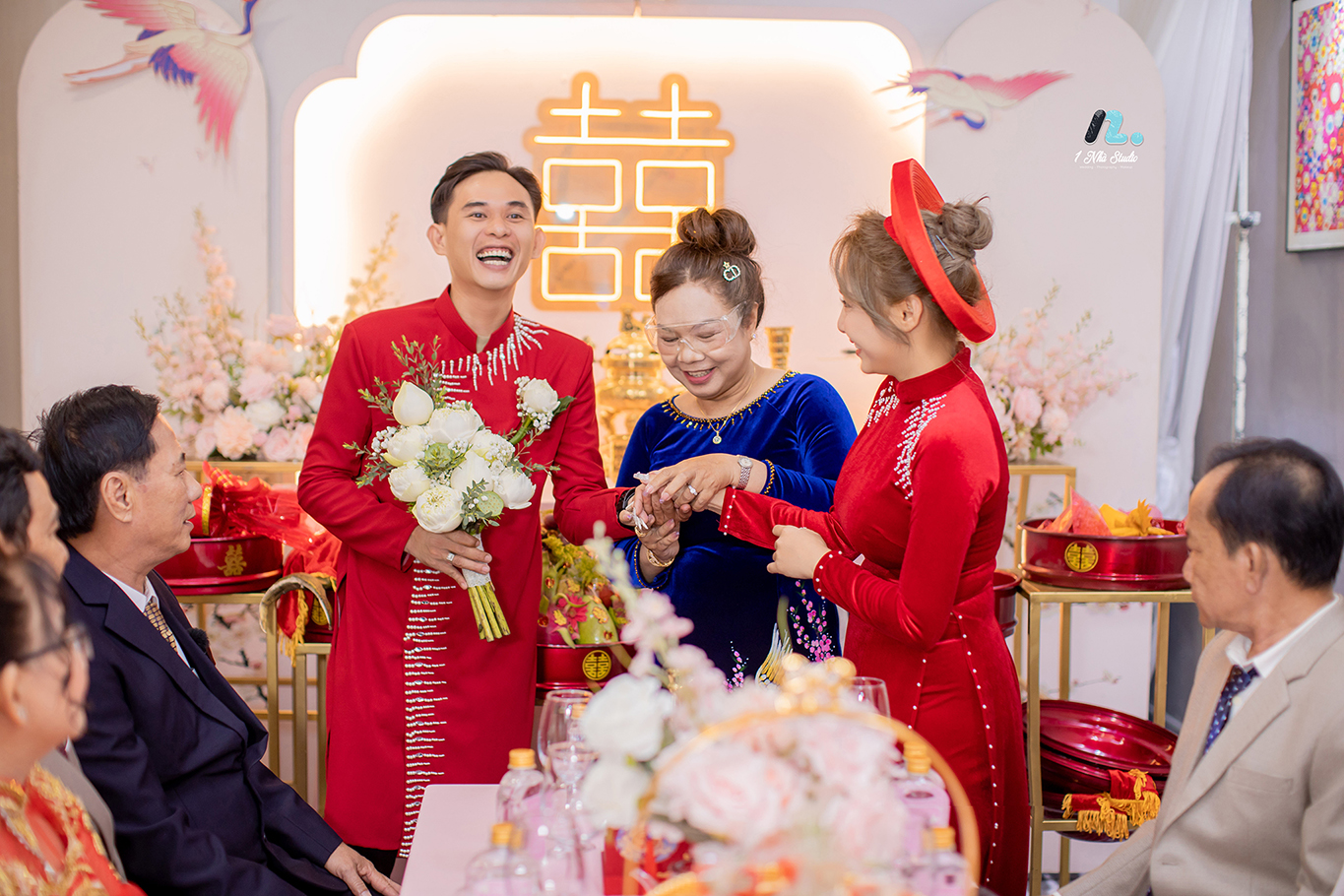 Nên quay phim, chụp ảnh cưới hỏi theo phong cách truyền thống hay phóng sự