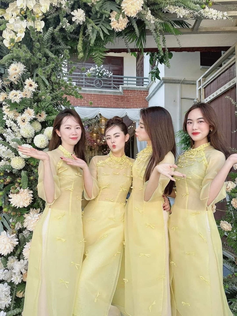 Áo Dài Bưng Quả