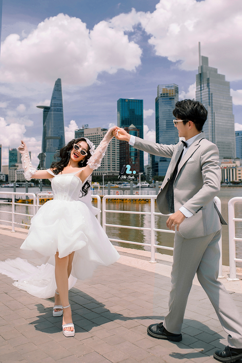 Khoảnh khắc cô dâu chú rể tại không gian phố đi bộ