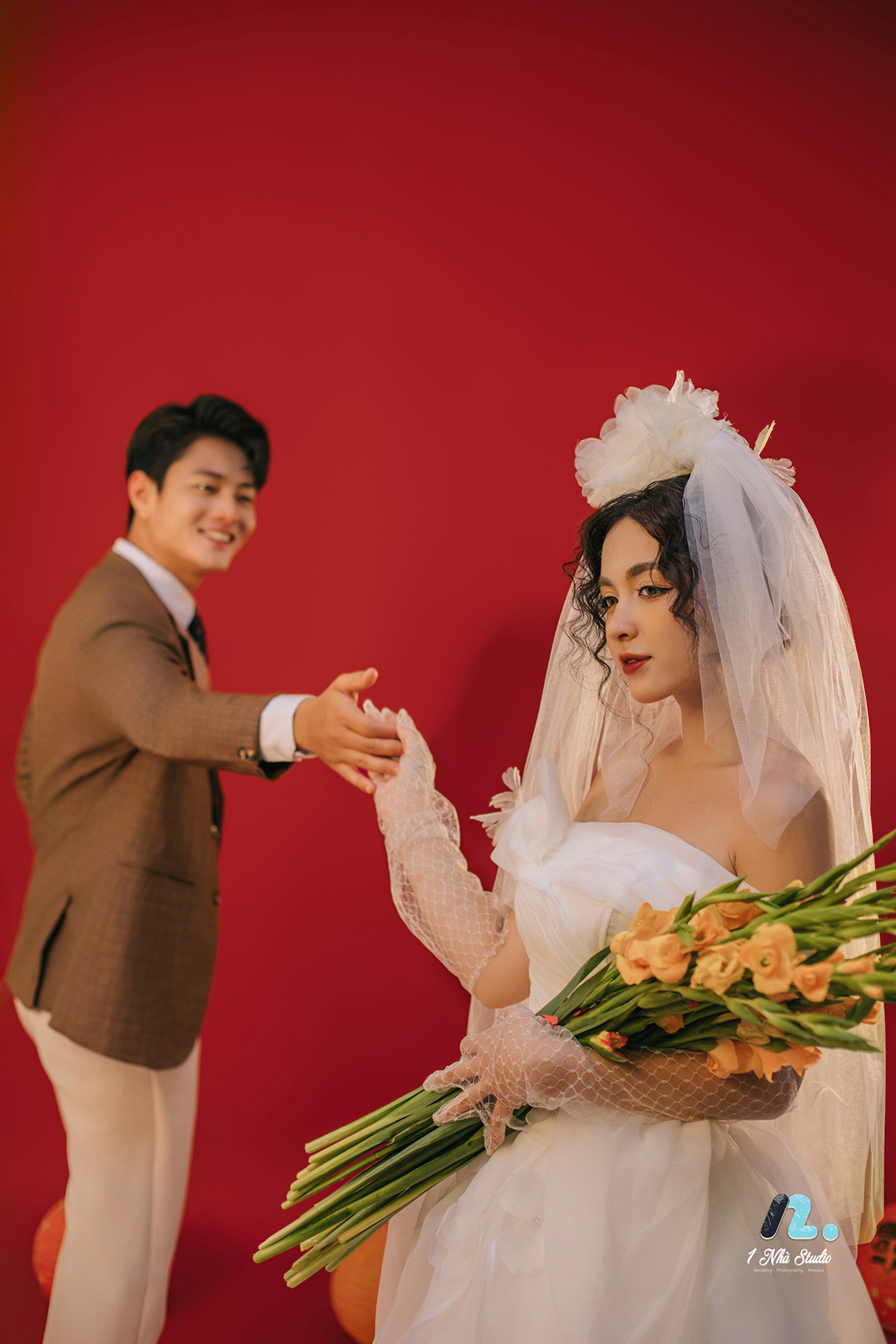 Cô dâu chú rể chụp ảnh cưới tại phim trường