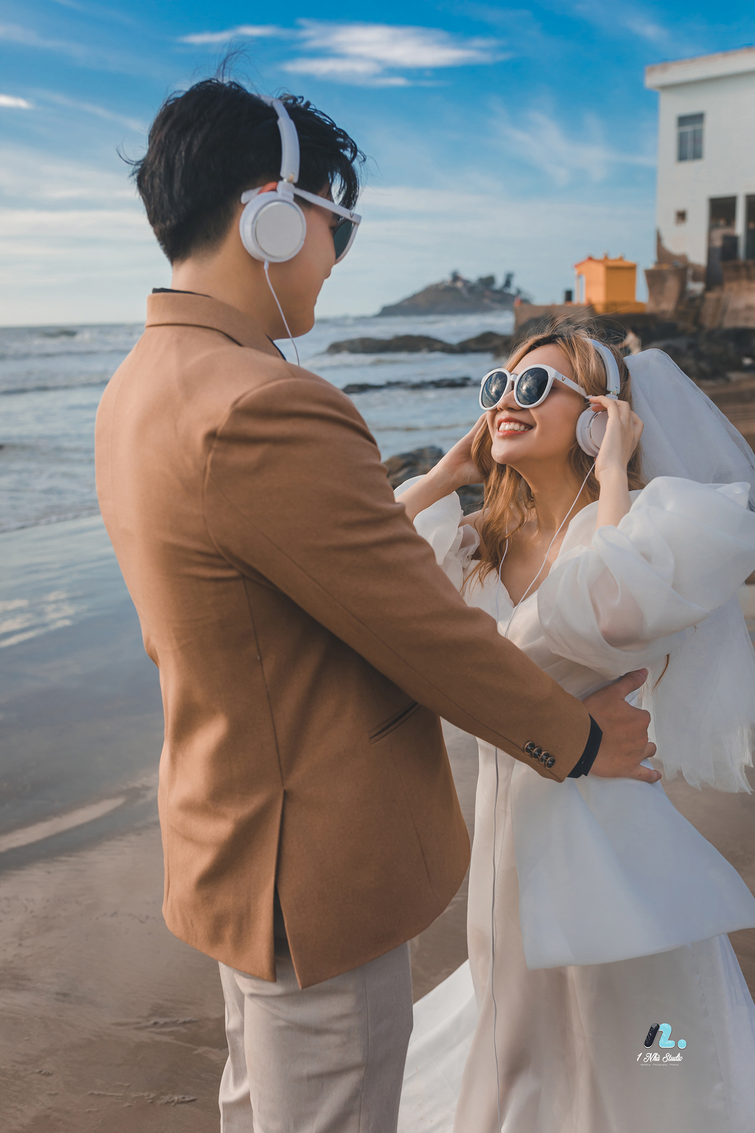 Khoảnh khắc dâu rể ôm nhau ngọt ngào bên bờ biển lộng gió trong gói chụp ảnh cưới ngoại cảnh Studio 1 Nhà