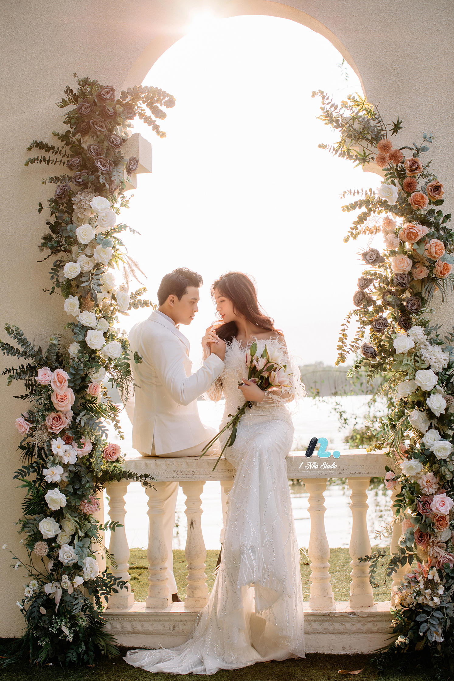 Cặp đôi tạo dáng ngọt ngào bên cổng vòm hoa lãng mạn phong cách châu Âu tại phim trường chụp ảnh cưới Studio 1 Nhà