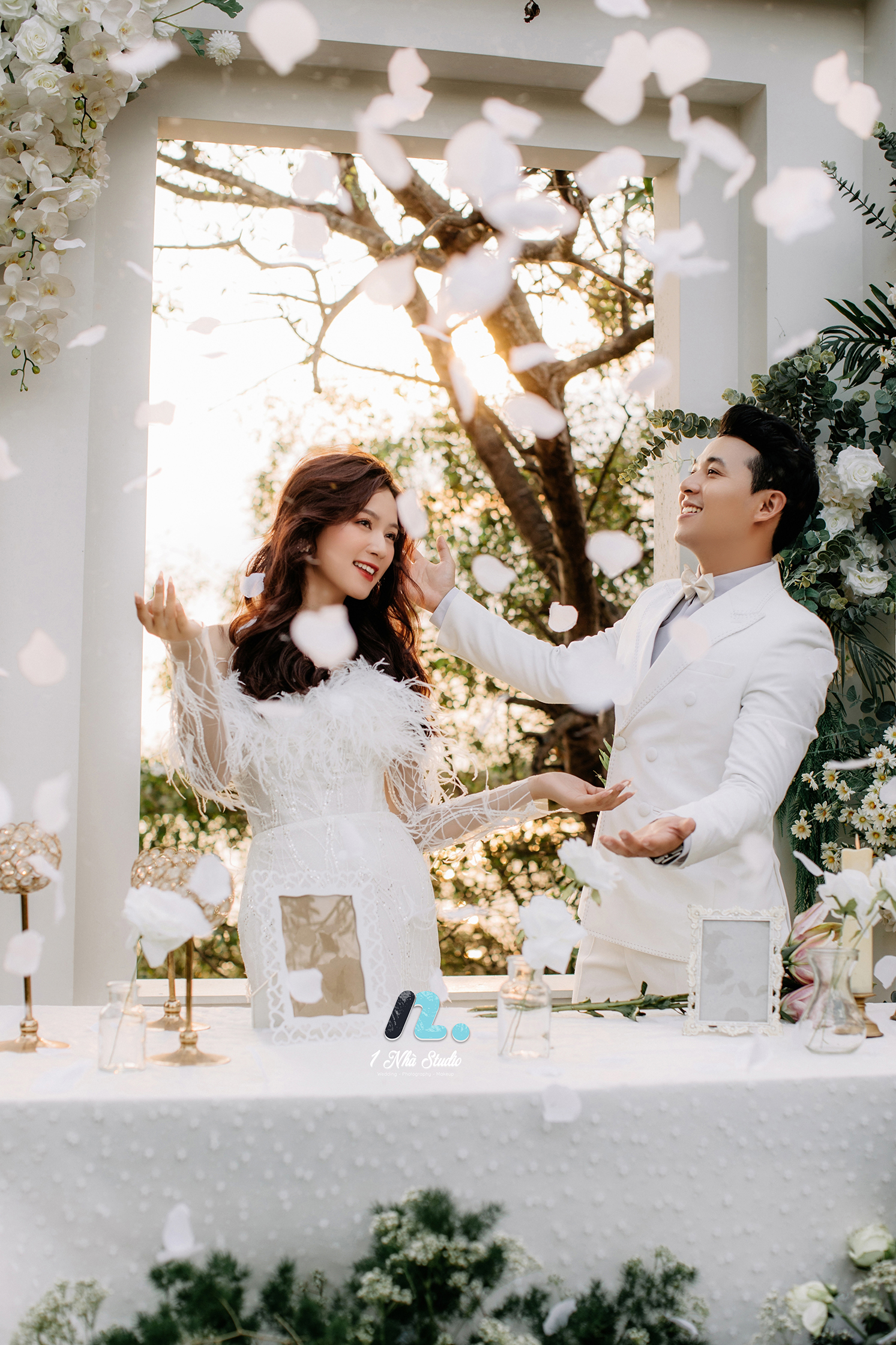 Khoảnh khắc hạnh phúc ngập tràn cánh hoa trắng rơi của dâu rể tại phim trường cưới Studio 1 Nhà