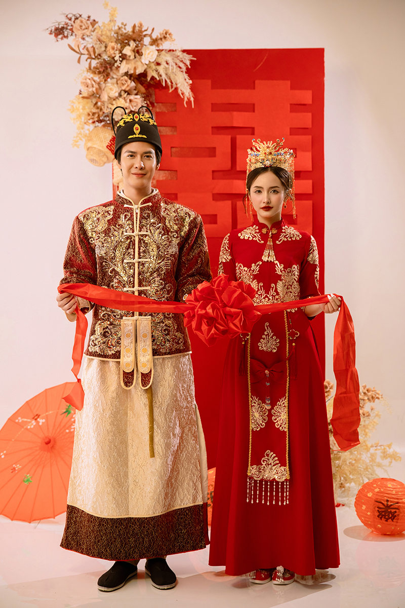 Ảnh cổng cưới Hàn Quốc với trang phục cô dâu chú rể trang nhã