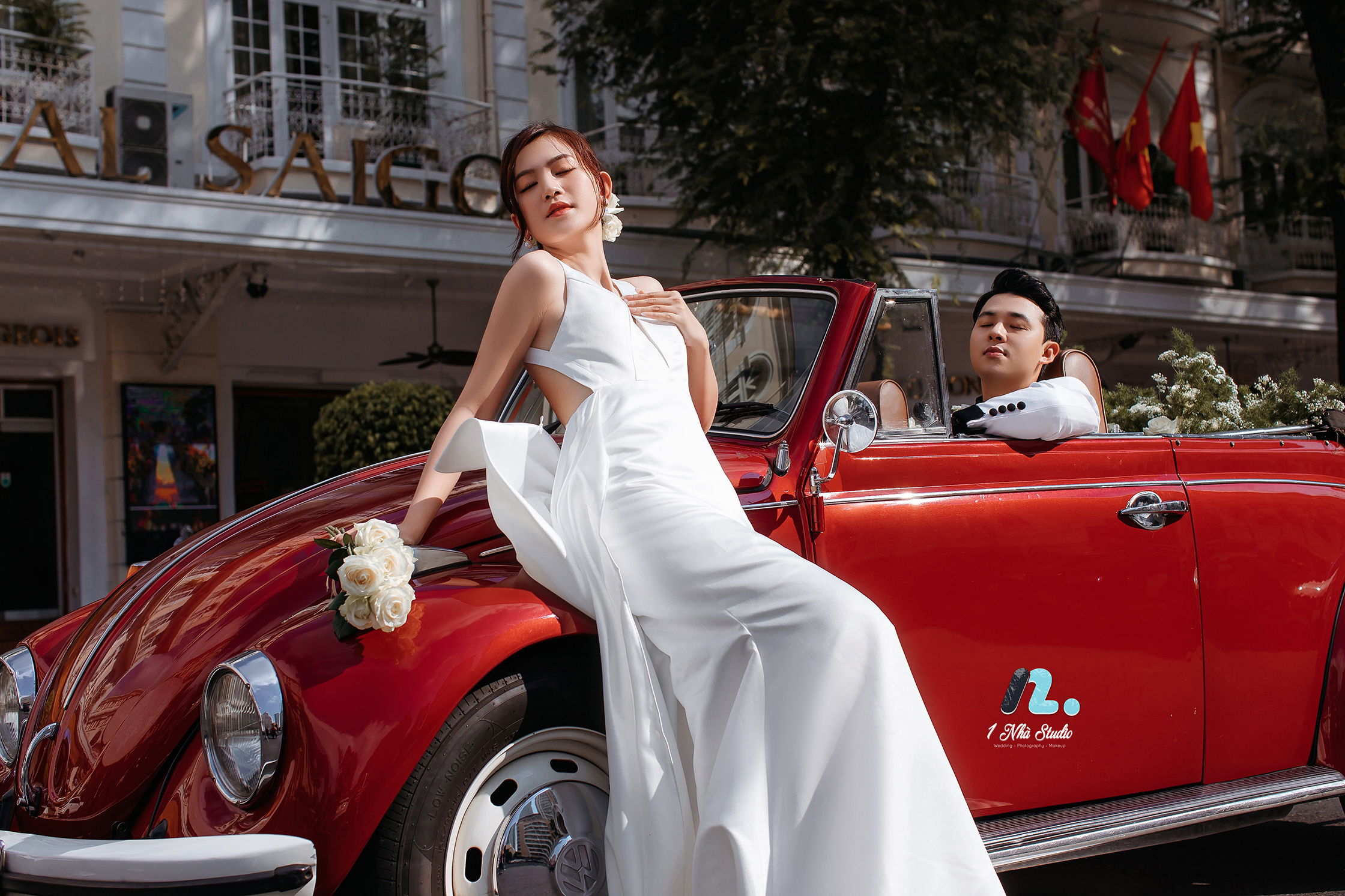 Chụp ảnh cưới ngoại cảnh đường phố Sài Gòn phong cách cổ điển bên xe cổ Volkswagen đỏ trước khách sạn Continental Saigon