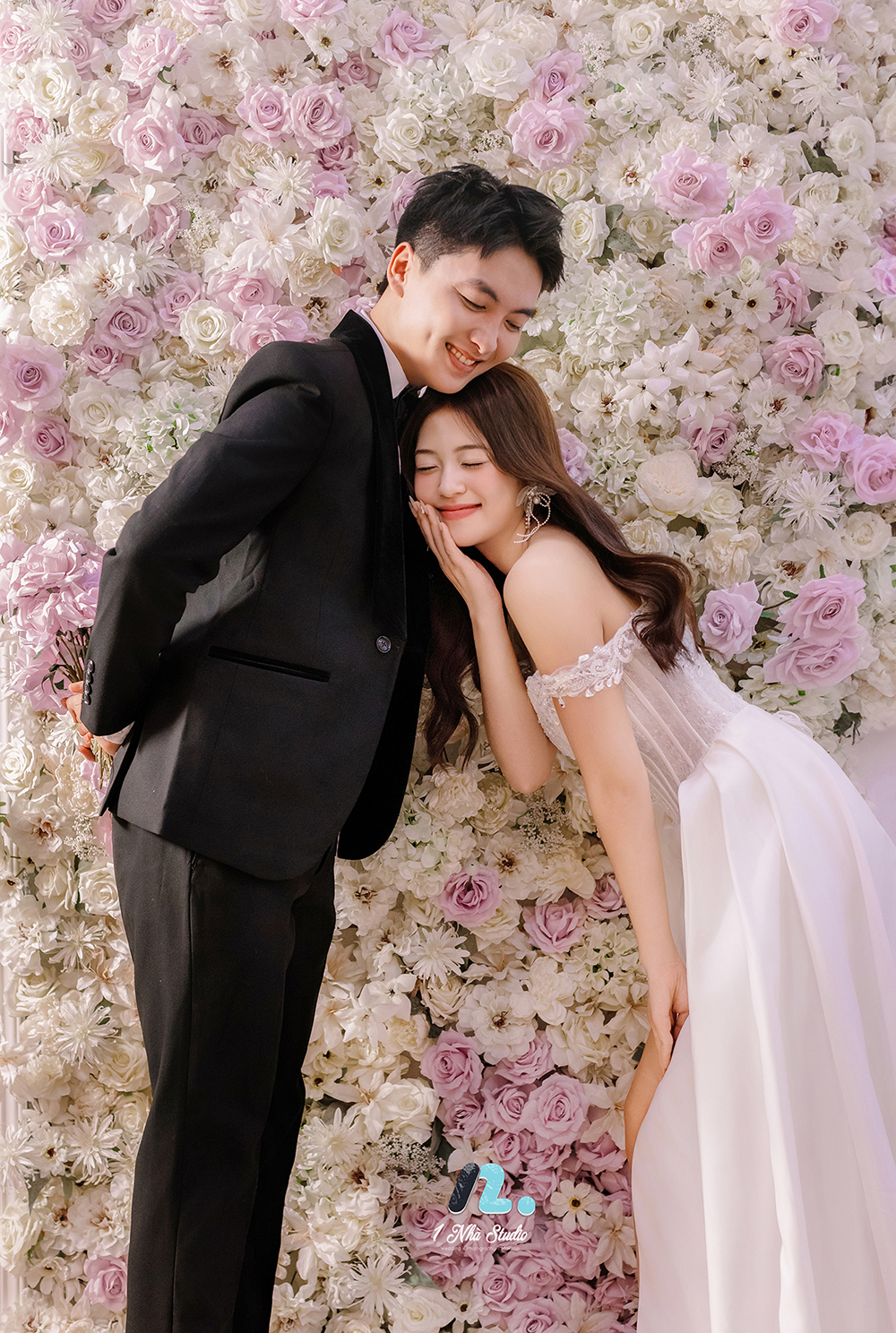 Ảnh cưới studio với trang phục và ánh sáng thanh lịch