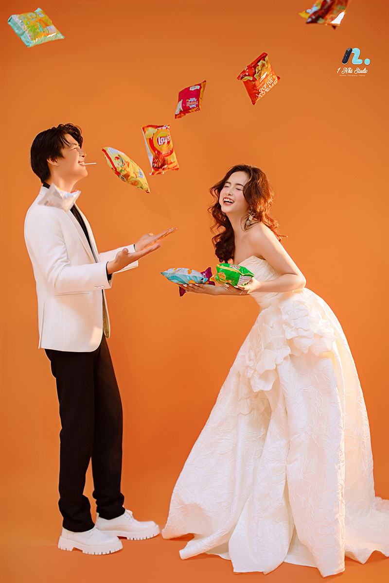 Cặp đôi tạo dáng tự nhiên trong gói chụp ảnh cưới Ruby Studio
