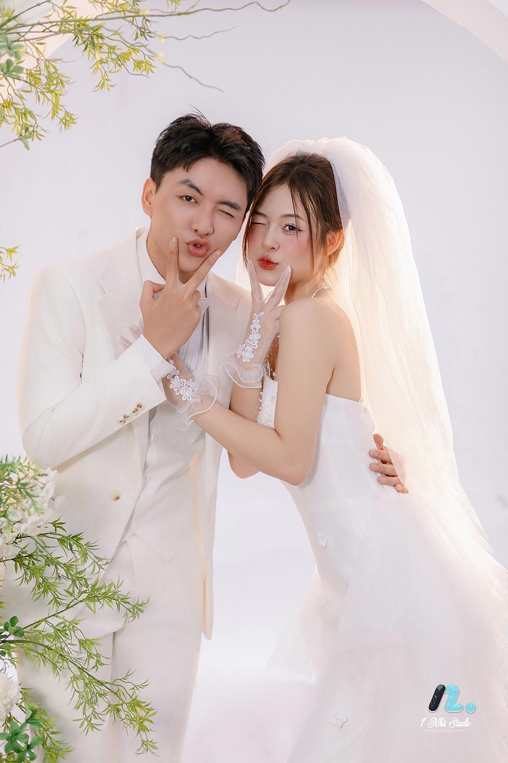 Khoảnh khắc tự nhiên ngọt ngào của dâu rể trong studio