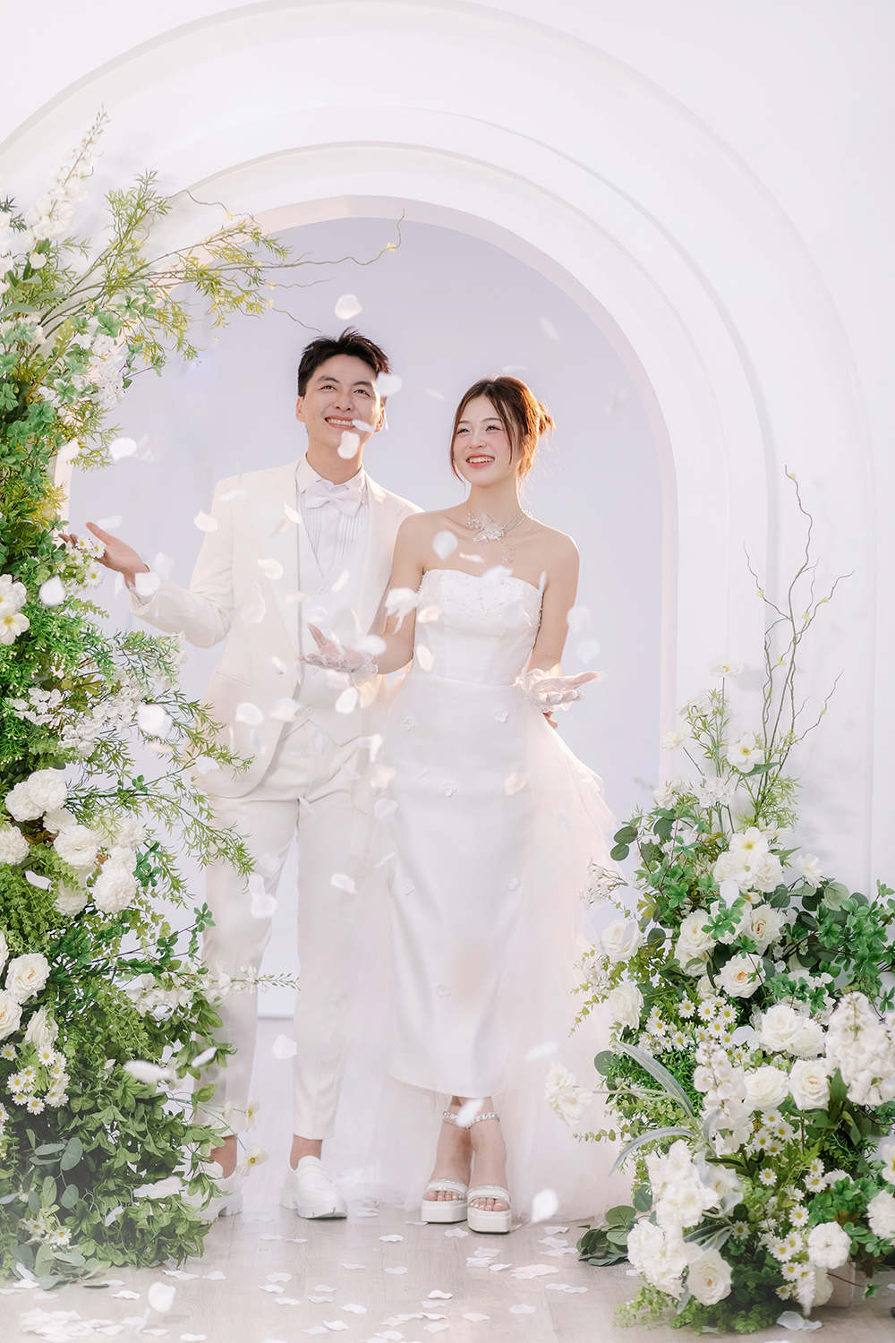 Ảnh cưới phong cách Hàn Quốc tối giản và trong trẻo trong phòng studio