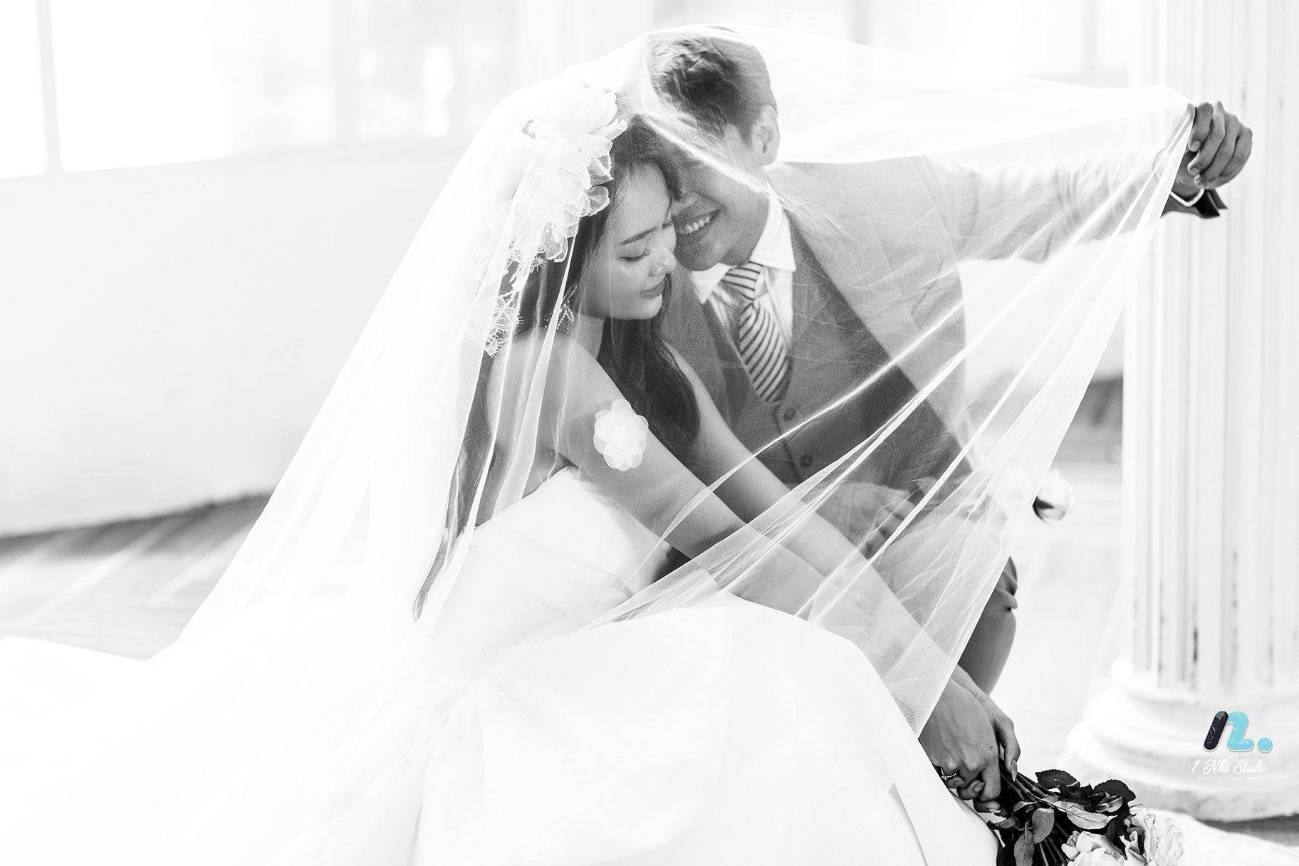 Khoảnh khắc lãng mạn của dâu rể e ấp dưới làn khăn voan cô dâu trong bộ ảnh cưới nghệ thuật Studio 1 Nhà