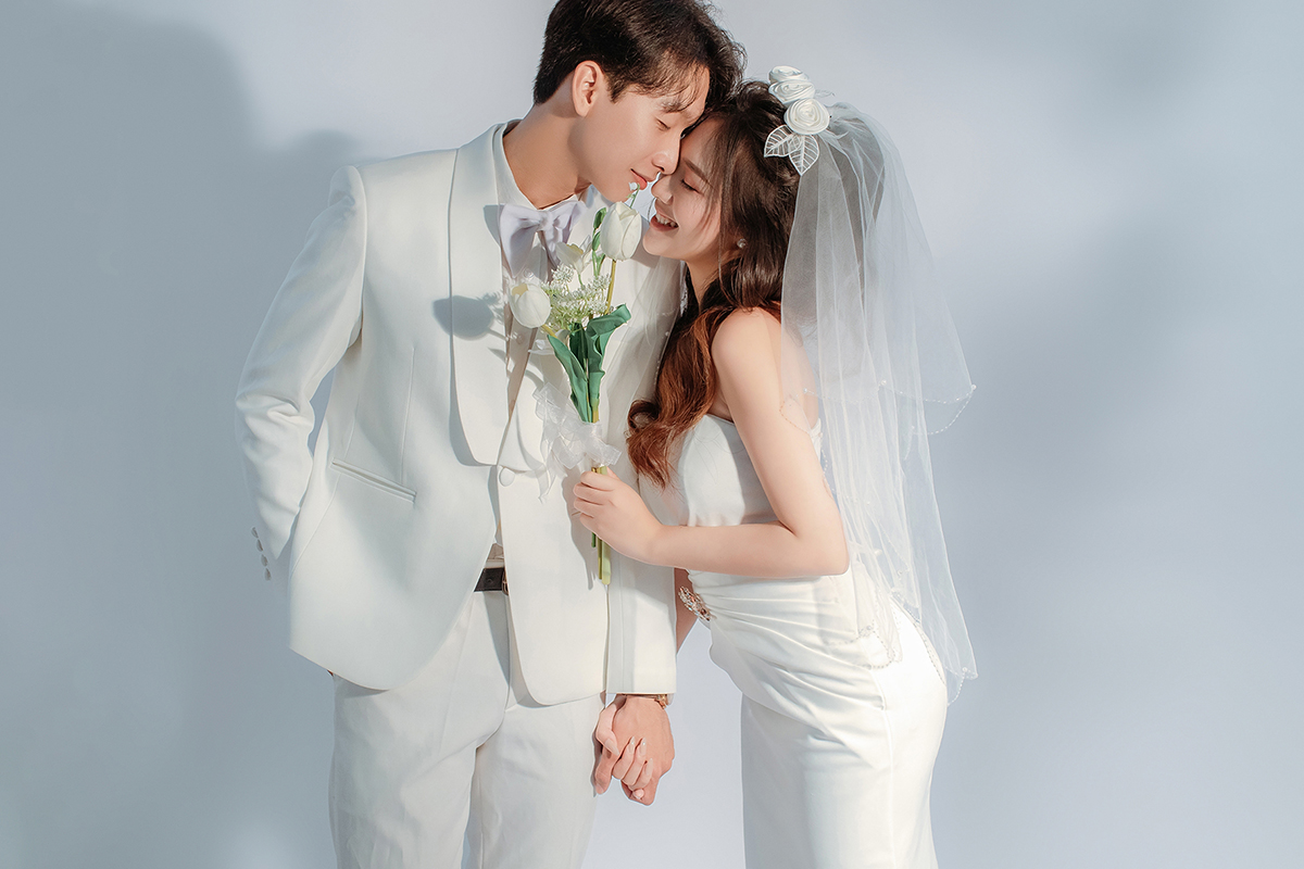 Chụp hình với tone nền trắng giúp dâu rể nổi bật hơn