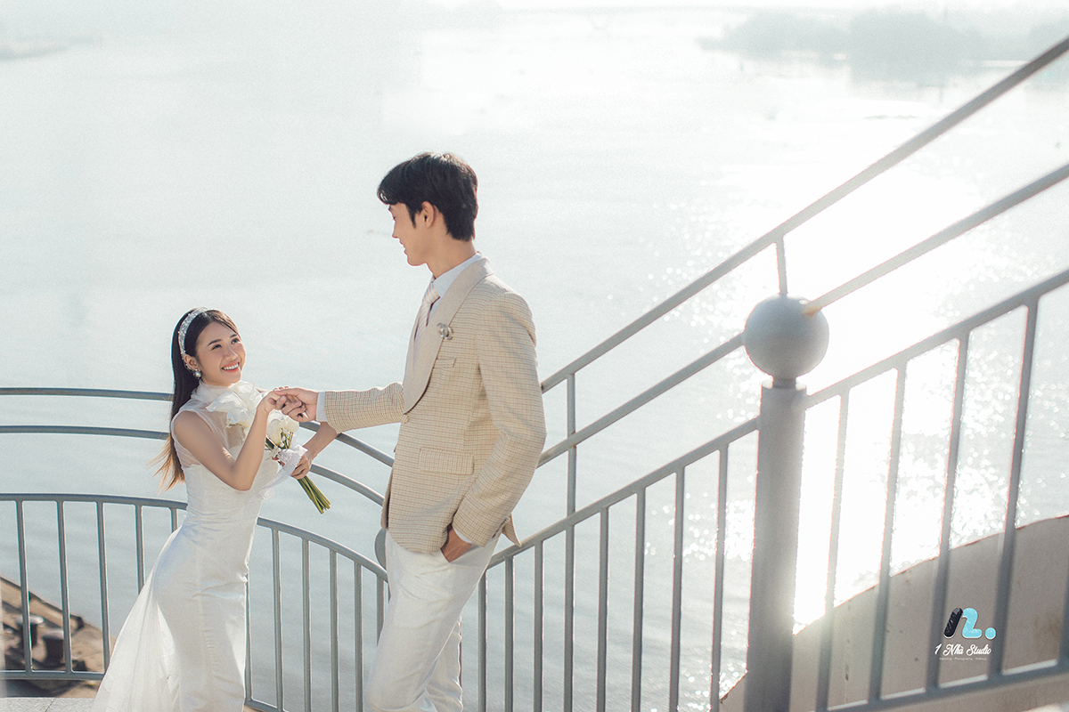 Khoảnh khắc tự nhiên của cô dâu chú rể tại khu đô thị