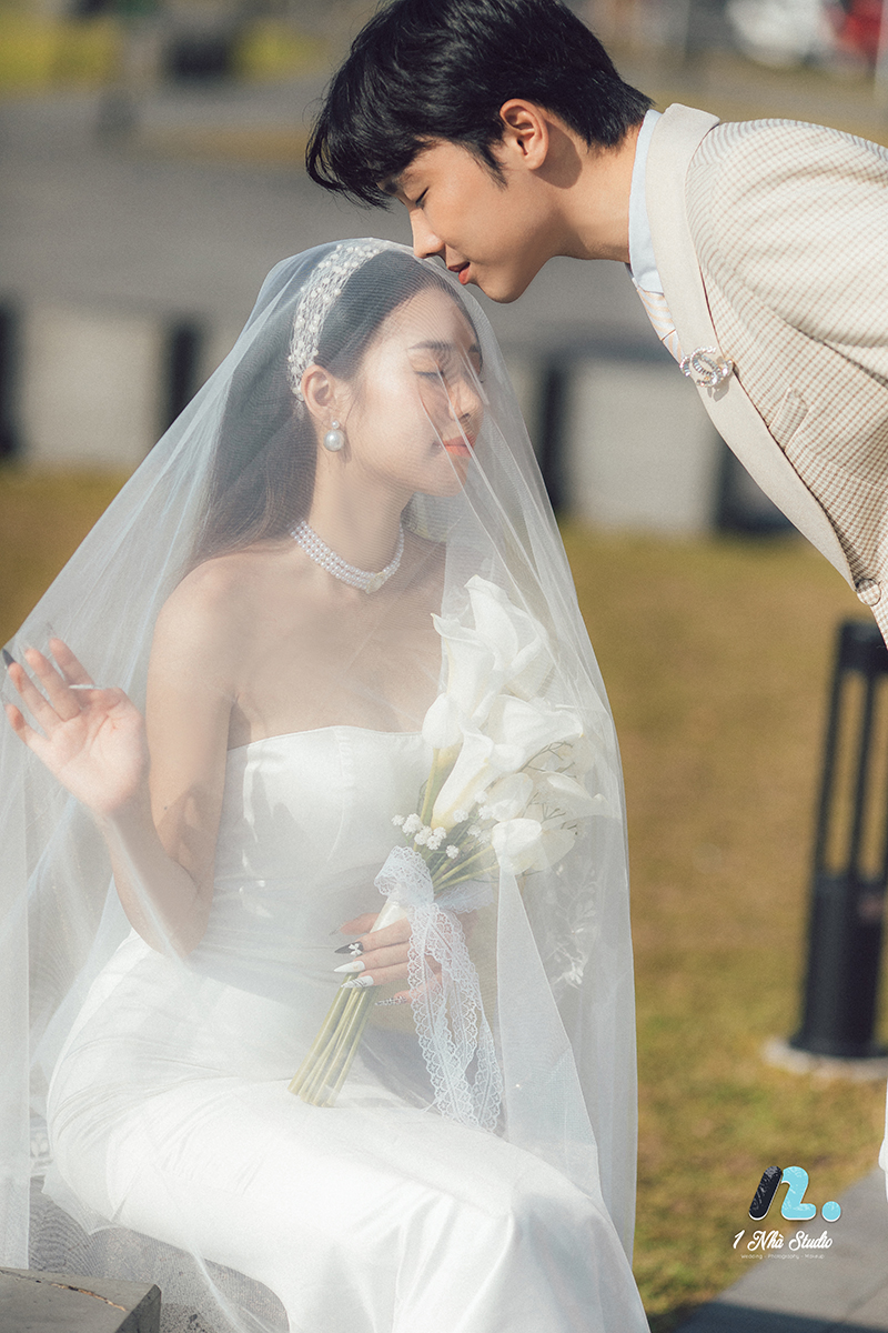 Ảnh cưới tự nhiên tại bến sông trung tâm thành phố