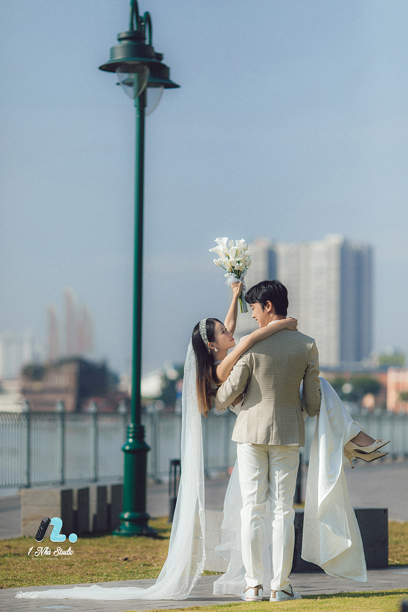 Cô dâu chú rể chụp ảnh cưới bên bờ sông Sài Gòn