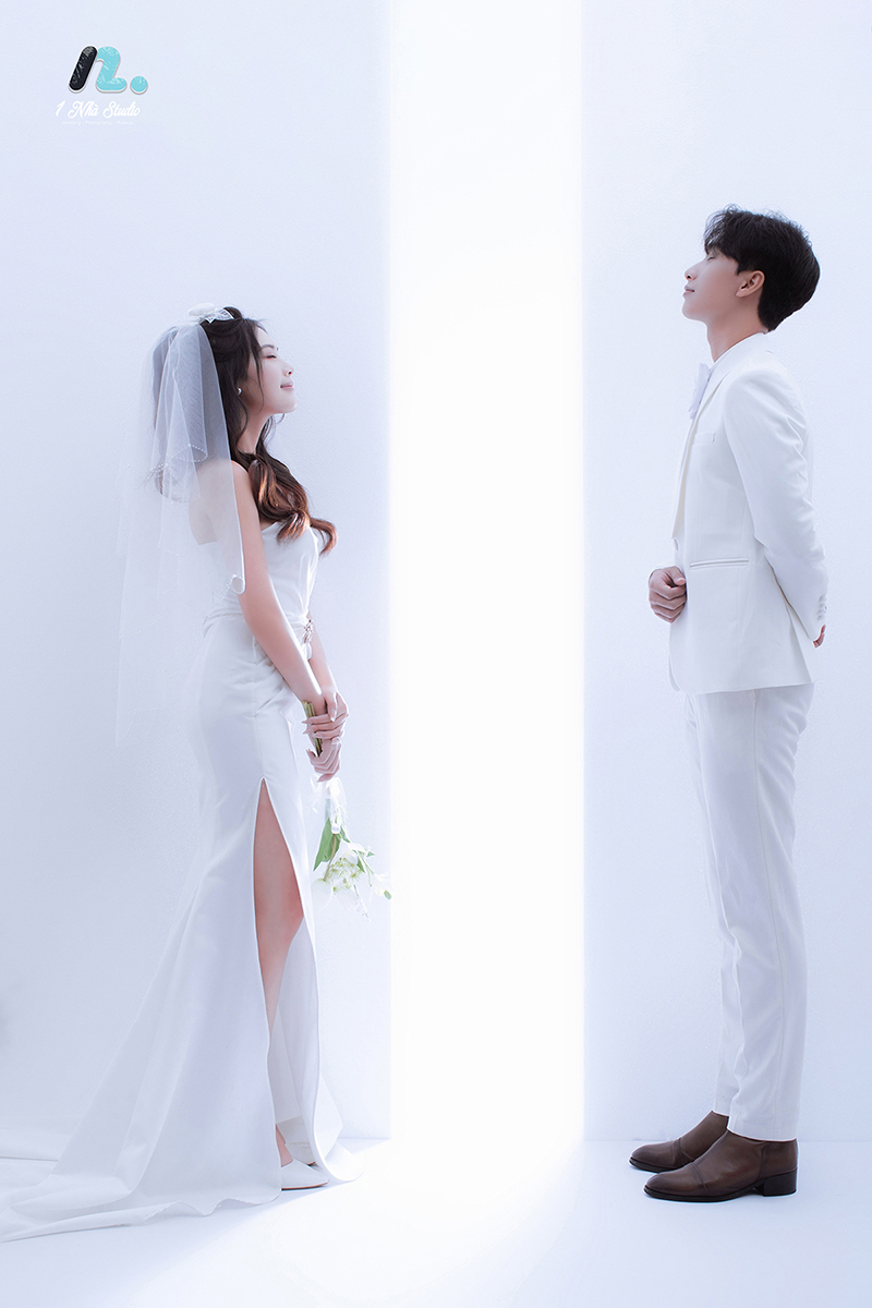 Tạo dáng cưới studio tinh tế giàu cảm xúc tại Studio 1 Nhà