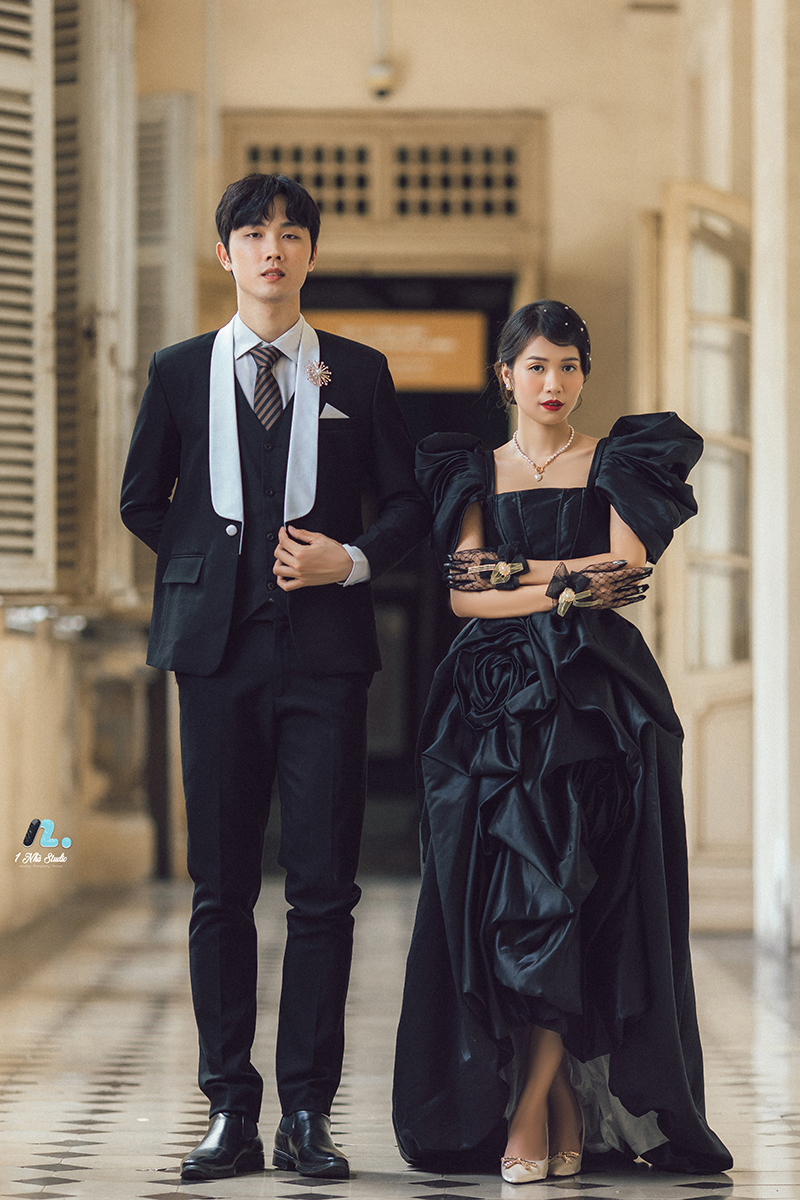 Cô dâu chú rể tạo dáng bên kiến trúc cổ