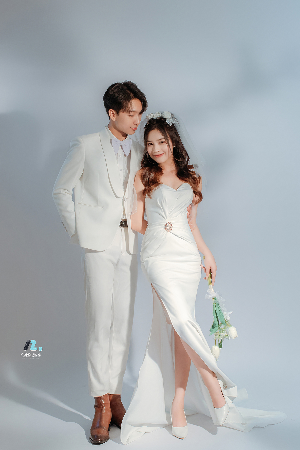 Tạo dáng chụp ảnh cưới studio Hàn Quốc tự nhiên và cảm xúc cho dâu rể