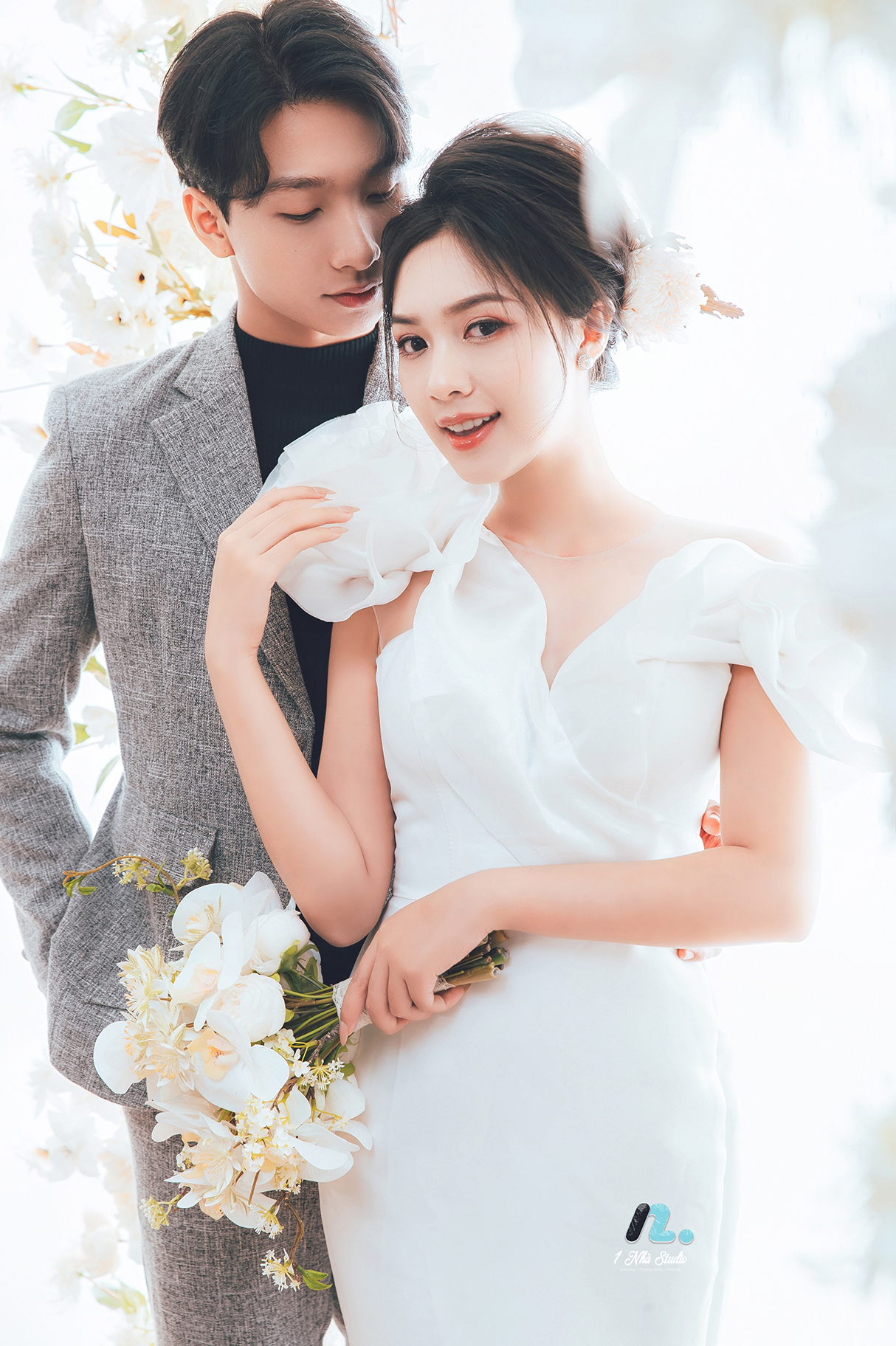 Chú rể lịch lãm với vest cưới chuẩn form phong cách Hàn Quốc