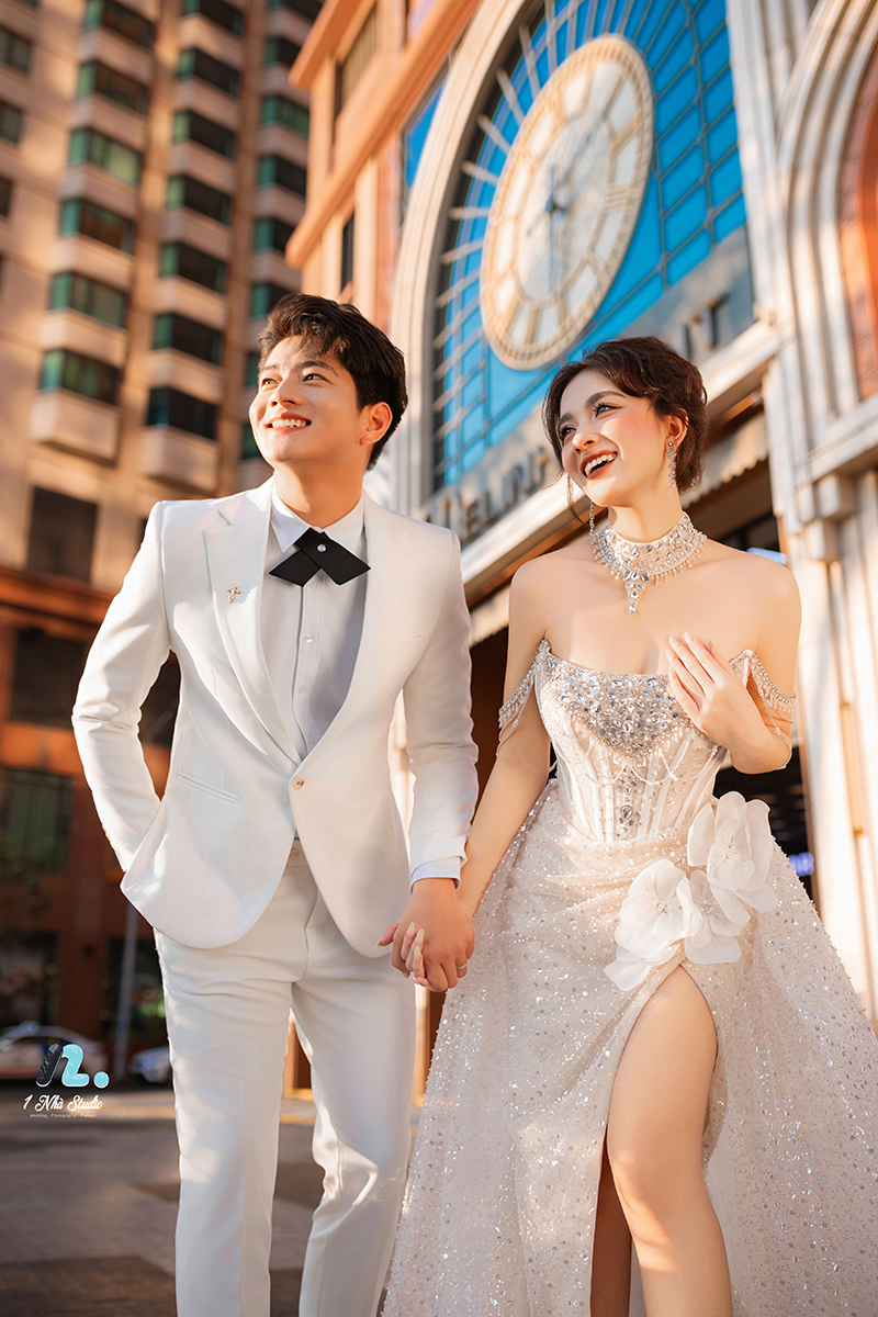Cô dâu chú rể chụp ảnh cưới giữa không gian xanh tại công viên Thủ Đức