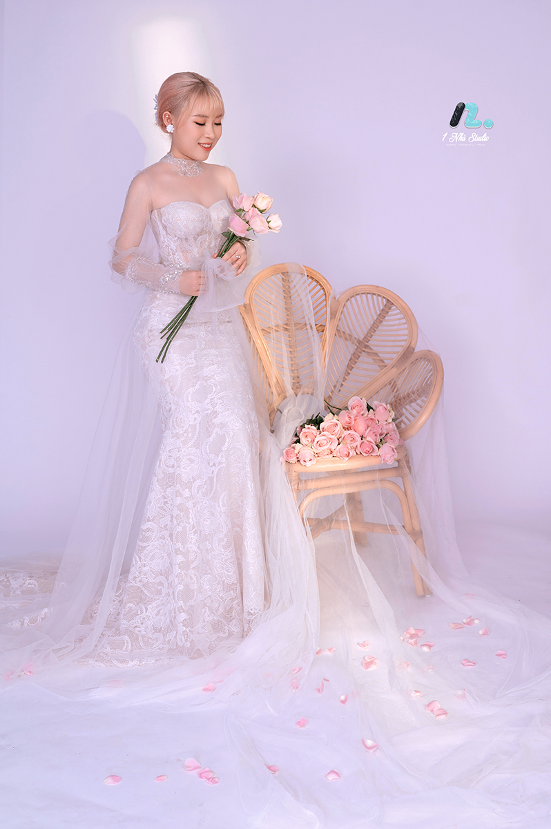 Cặp đôi chụp ảnh cổng cưới với phông nền pastel