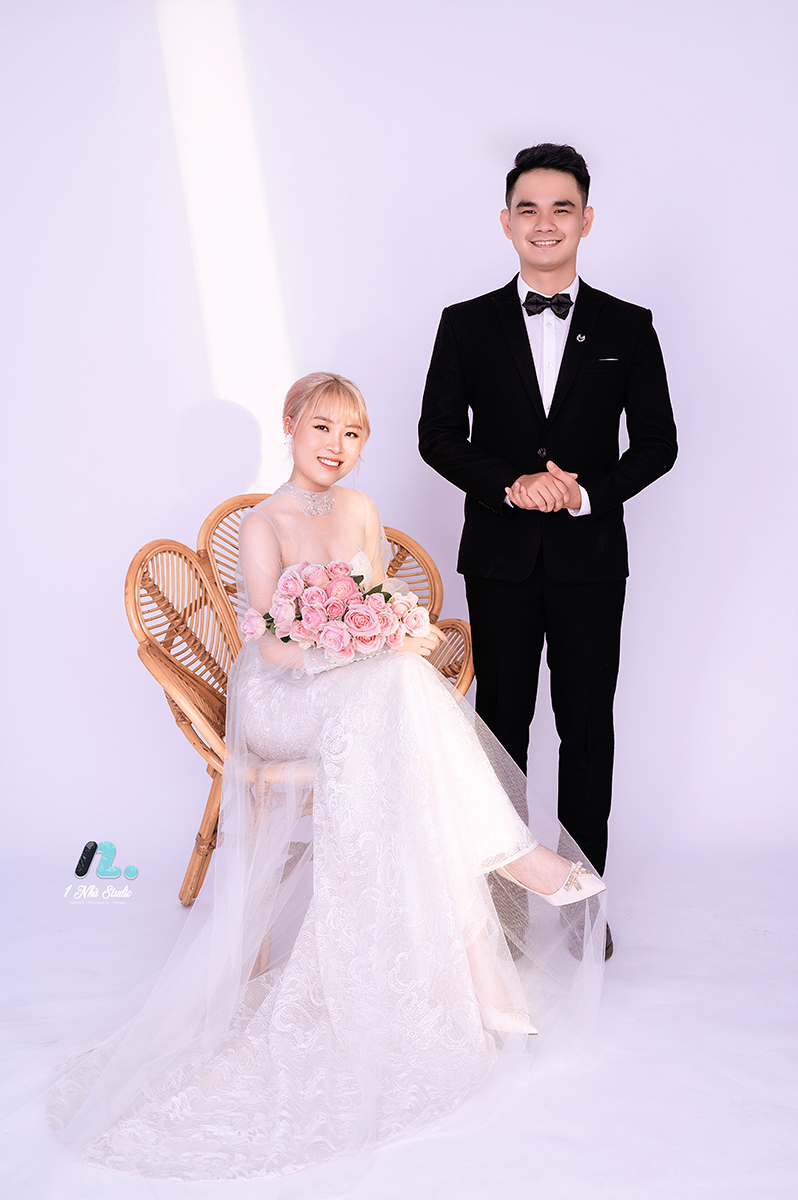 Ảnh cổng cưới studio với phông nền đơn sắc