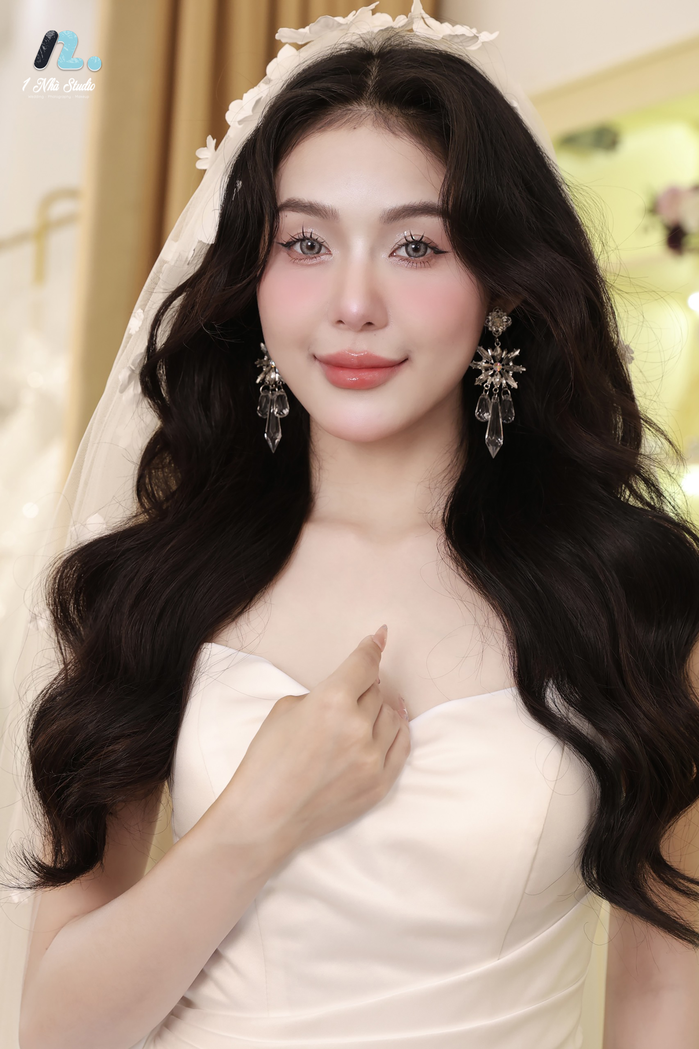 Layout trang điểm cô dâu tone trong trẻo tự nhiên kết hợp khăn voan cài tóc và khuyên tai pha lê tại Studio 1 Nhà